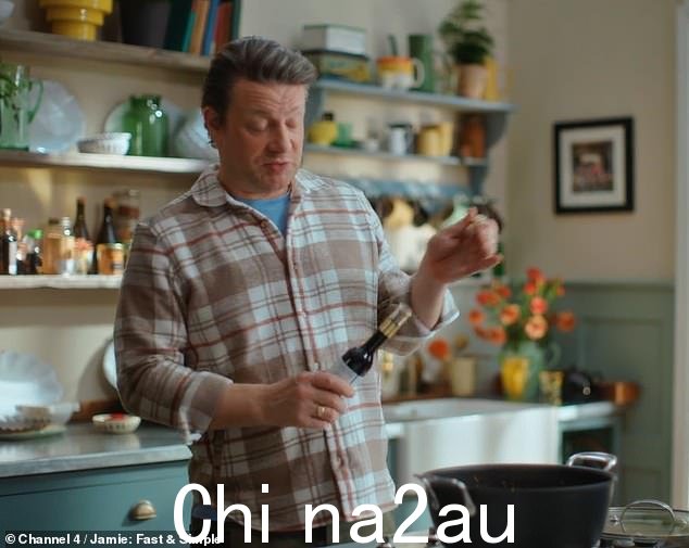 在新节目中,受到英国电视厨师新食谱的启发,杰米旨在通过“快速准备”来减少烹饪的本质,以节省时间