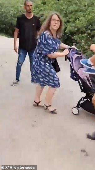 孩子的父亲一把将女儿抱了起来,然后他和女孩的母亲迅速从男人身边走开