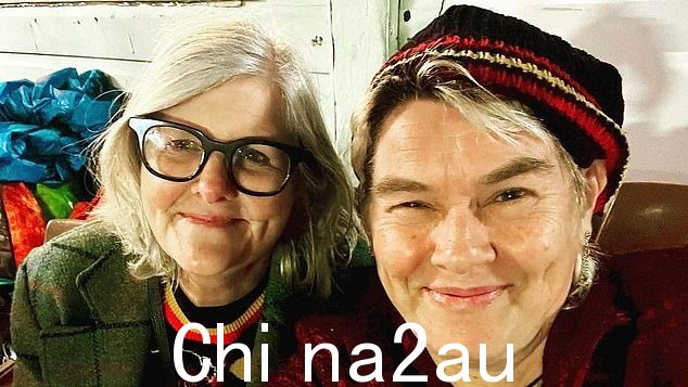 一张总督萨姆·莫斯廷(左)与激进的亲巴勒斯坦活动家薇薇安·摩尔的照片浮出水面
