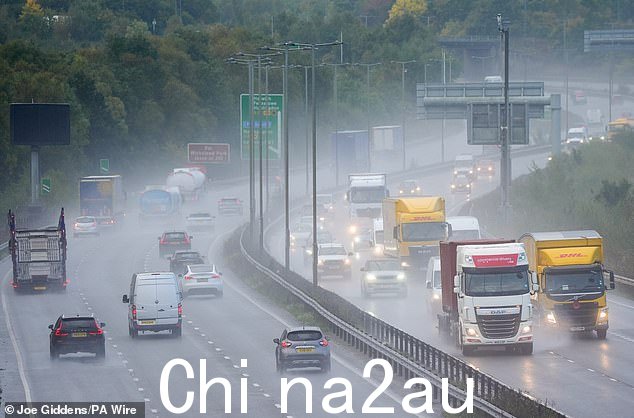 预计会有更多倾盆大雨袭击英国,类似于周一在北安普敦郡凯特林附近的 A14 高速公路上看到的降雨