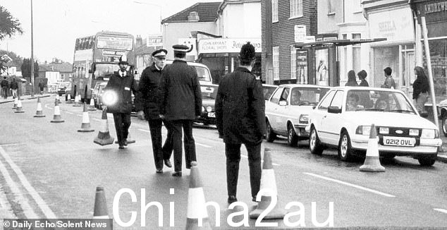 黄金珠宝商购买了价值 100 万英镑的人寿保险在他去世前几周。图为:谋杀现场的警察