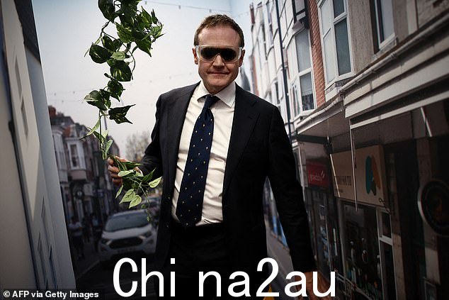 这意味着图根哈特先生在保守党党魁选举中的猛烈攻击,就像十月的家蝇一样,蜷缩在背上,嗡嗡作响,昆汀·莱茨写道(如图)在保守党会议上戴着视力障碍眼镜)