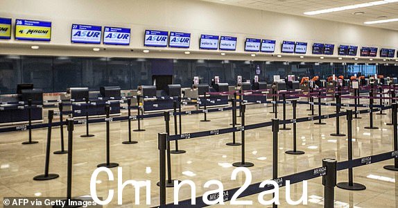 梅里达 Manuel Crecencio Rejón 机场设有不同商业航空公司的空柜台机场于 2024 年 10 月 7 日在飓风米尔顿抵达墨西哥尤卡坦州梅里达之前关闭。飓风米尔顿周一爆发强度,成为潜在的灾难性 5 级风暴飞往佛罗里达州,几周内第二次猛烈风暴威胁着美国该州。预计米尔顿飓风向东移动时也将席卷墨西哥的尤卡坦半岛,其强度迅速增强至五级最高级别,引发了疏散令,并引发了包括坦帕湾在内的主要人口中心出现危及生命的风暴潮的警报。 (雨果·博尔赫斯/法新社拍摄)(雨果·博尔赫斯/法新社通过盖蒂图片社拍摄)