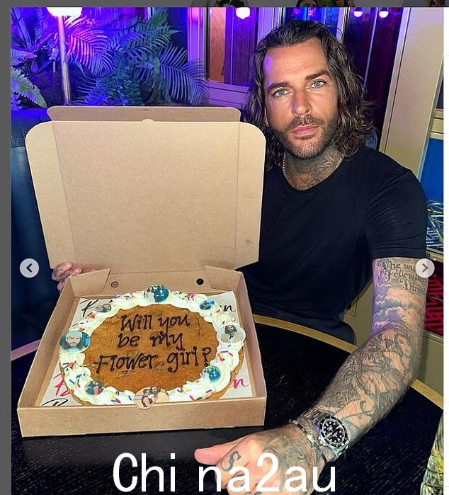 Vicky 还附上了她最好的朋友 Pete WIcks 的照片,她用一块巨大的饼干给他带来了惊喜,并邀请他做她的花童
