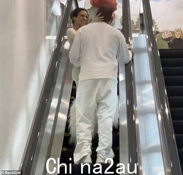 据称坎耶·韦斯特 (Kanye West) 和比安卡·森索里 (Bianca Censori) 在东京展示 PDA 的照片,就在几天前有报道称说唱歌手正在与他衣着暴露的妻子“申请离婚”” =