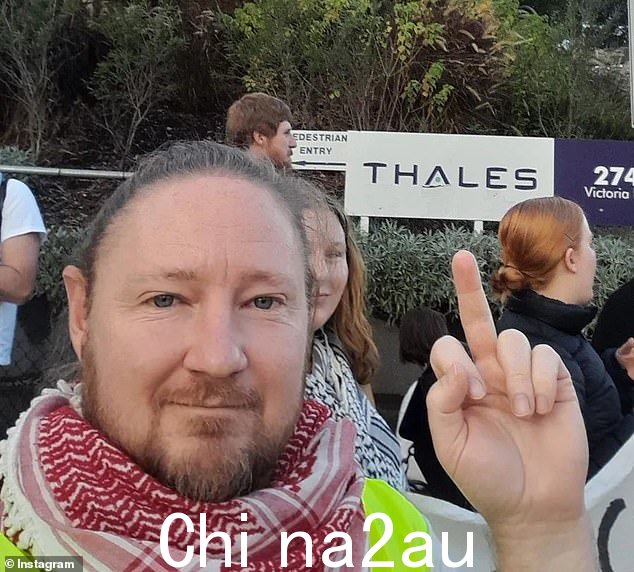 Lees 先生,41 岁,来自悉尼内西区的 Newtown,经常戴着头巾出现在抗议活动中,头巾已成为在中东冲突中支持巴勒斯坦的象征