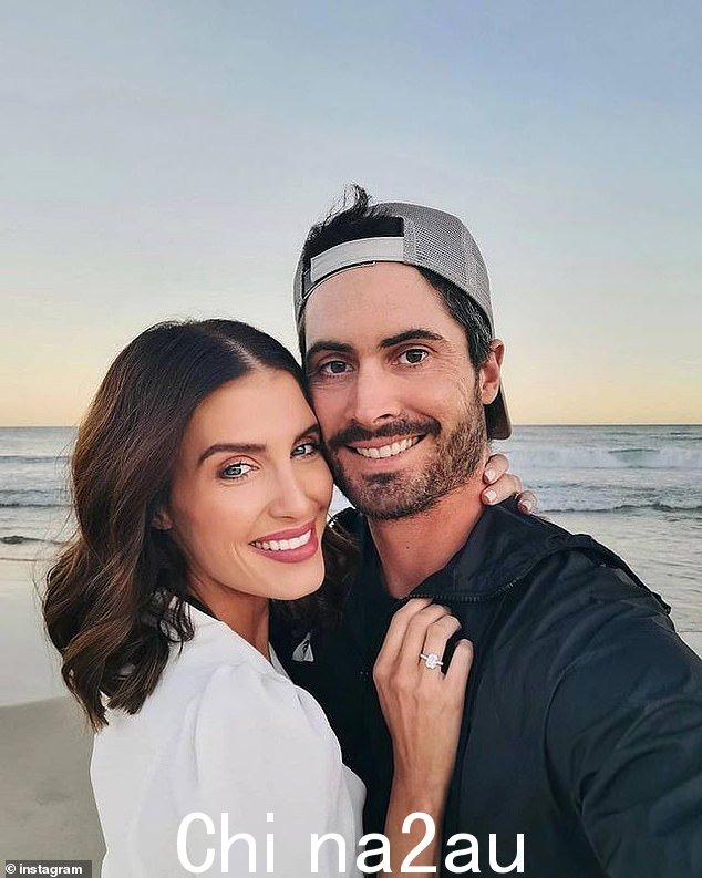 Erin Holland,35 岁(左)透露了她在与丈夫 Ben Cutting,37 岁(右)保持异地恋期间乘坐的航班数量令人震惊