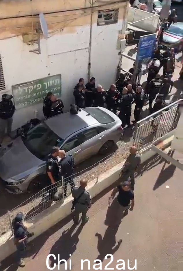 袭击发生在西部城镇哈德拉,警方称嫌疑人已被找到并在逃跑后被“制服”