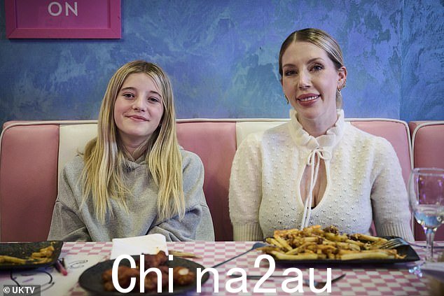 Katherine Ryan 在家长指导中与女儿 Violet(右)一起去餐馆
