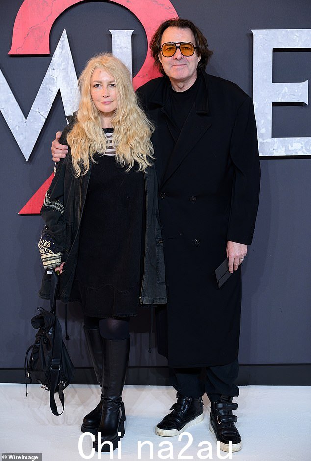 乔纳森·罗斯 (Jonathan Ross) 与妻子简·戈德曼 (Jane Goldman) 周二晚上在莱斯特广场 Odeon Luxe 举行的《微笑 2》英国放映会上摆出姿势,与妻子保持亲密关系