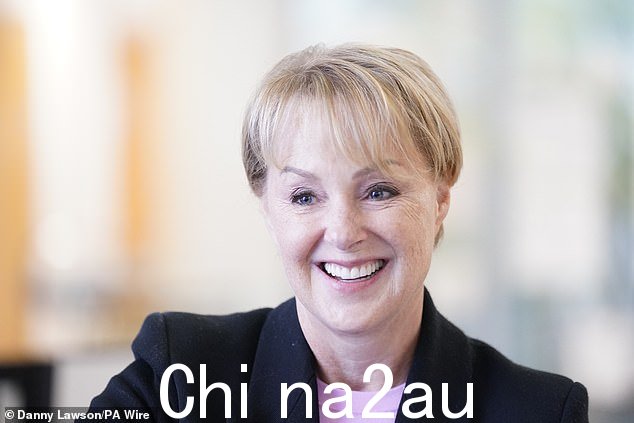 Sally,61 岁,2009 年与她的银幕角色 Sally Metcalfe 同时被诊断出患有乳腺癌
