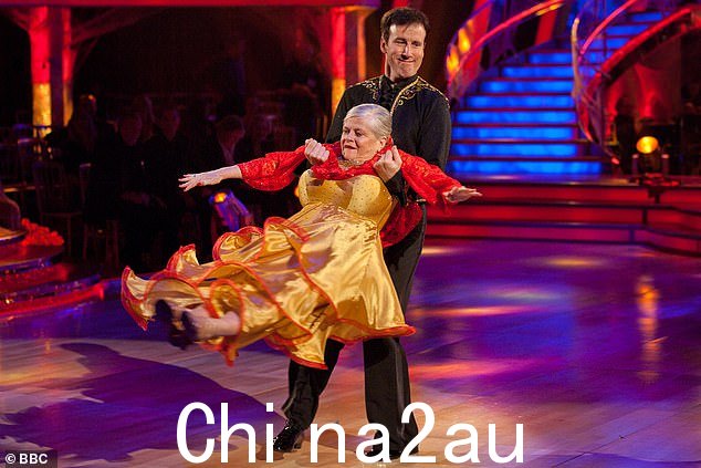 这位 58 岁的职业舞者兼评委与 Ruth Langsford、Ann Widdecombe(如图)、Lesley Joseph 和 Esther Rantzen 等名人配对