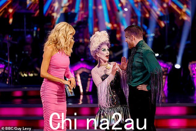 Toyah 连续第二周排名垫底,成为第二位离开节目的明星(与主持人 Tess Daly 合影)