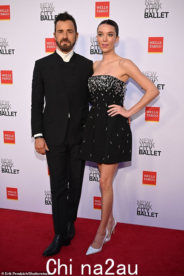53 岁的贾斯汀·塞洛克斯 (Justin Theroux) 看起来对未婚妻 30 岁的妮可·布莱登·布鲁姆 (Nicole Brydon Bloom) 着迷,这对新订婚的夫妇在纽约市芭蕾舞团 2024 年秋季时尚晚会上领衔主演