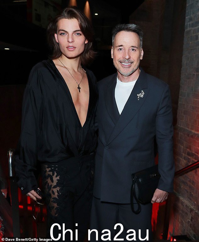达米安·赫尔利 (Damian Hurley) 周三晚上在伦敦举行的态度奖颁奖典礼上与他的教父大卫·弗尼什 (David Furnish) 一起展示了非常时尚的造型,引起了人们的注意