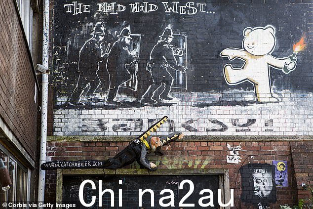 标题为《温和温和的西部》,这幅壁画画在布里斯托尔一栋建筑的侧面,该建筑是布里斯托尔许多出租屋和空商店的所在地