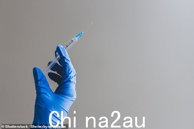 Zdrafkova 还被看到在医院检查针头并让自己上了救护车。图片:注射器库存图片