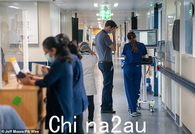4 月 19 日,她在伦敦西部的医院给病人做了一次假注射