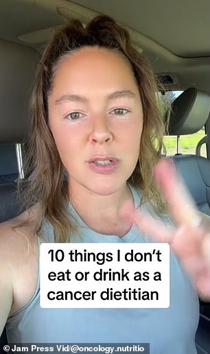 Nichole Andrews 是一位专门从事肿瘤学的注册营养师和营养师,最近在 TikTok 上疯传,她在视频中详细介绍了她的“请勿触摸”清单上的项目,观看次数已近 300 万次” class=