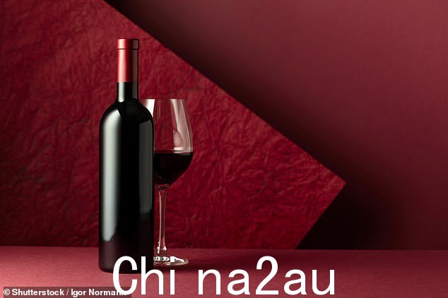 虽然对于喝一杯红酒对健康的好处存在争议,但安德鲁斯解释说,当谈到癌症风险时,喝酒是不行的