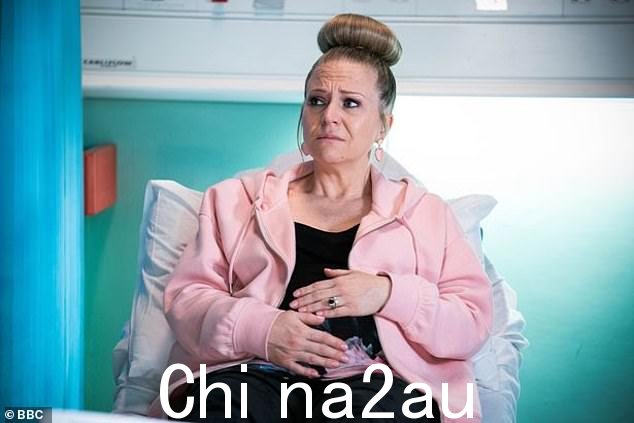 在 BBC 肥皂剧中讨论她的角色琳达·卡特 (Linda Carter) 分娩时,这位女演员说:“我必须在电视上扮演我的宝宝的出生,当时我已经怀孕九个月了”