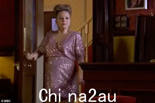 凯莉·布莱特 (Kellie Bright) 透露,她在怀孕九个月时在肥皂剧上表演分娩场景感到“不舒服”(在 EastEnders 上拍摄)