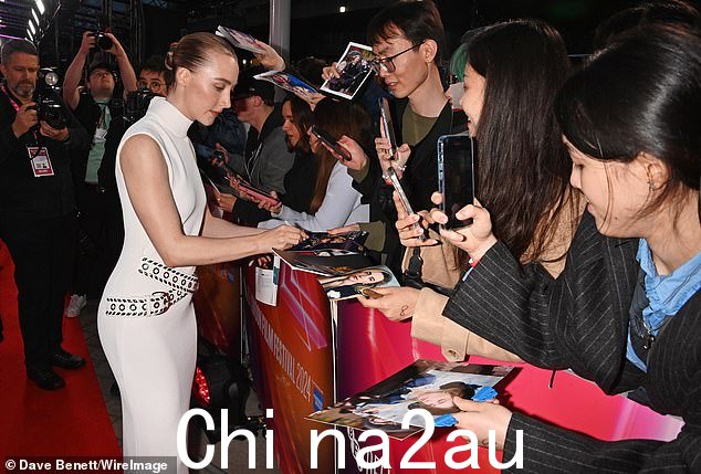 女演员看起来心情很好,停下来签名