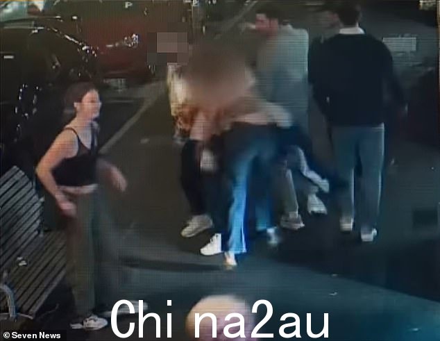 在该事件的闭路电视录像中,可以看到其中一名男子在女子脸上挥舞着布里斯班雄狮队的围巾,然后 Poppy(如图中)抓住他的衬衫并朝他的头挥舞