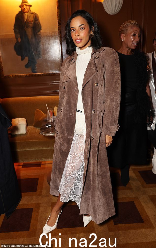 Rochelle Humes 周三在伦敦出席 The Georgia Bag 发布会时穿着蕾丝网眼裙,展现出活泼的气质