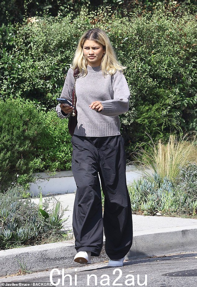 Zendaya,28 岁,周四在洛杉矶洛斯费利兹 (Los Feliz) 社区展示了她轻松的秋季风格