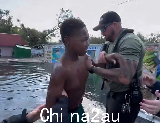 男孩看起来对自己的遭遇深感沮丧,警员们询问他把他抬到救援船上后怎么样了