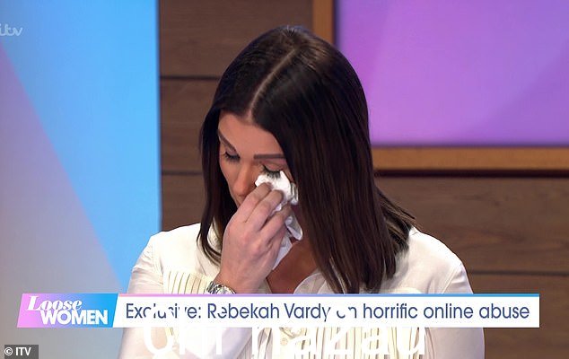 在 ITV 的《Loose Women》节目中,丽贝卡泪流满面,表示这场争执的压力让她产生了严重的抑郁症。焦虑症发作,她“进了医院三次”