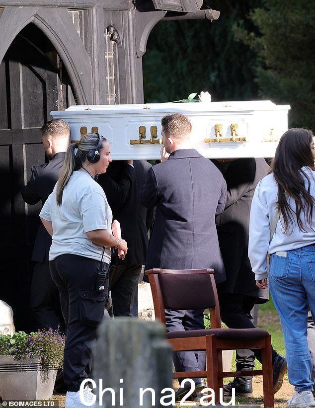 EastEnders 观众担心粉丝最爱的作品会被杀掉,因为他们注意到拍摄令人震惊的圣诞葬礼的照片中的关键细节