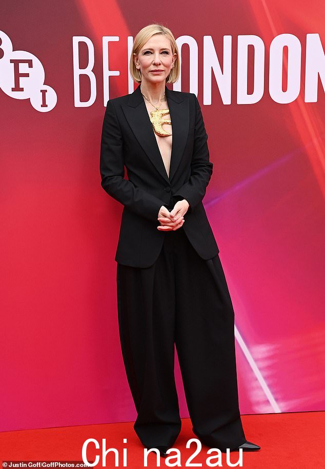 周四,凯特·布兰切特 (Cate Blanchett) 与萨莎·拜伦·科恩 (Sacha Baron Cohen) 一起出席了他们的新惊悚片系列《免责声明》的首映式,身着深V黑色西装,令人惊叹不已