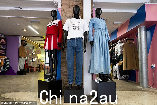 图片从左到右:琼在《黑镜》中的啦啦队服装、贝克汉姆的劳斯莱斯 T 恤、维多利亚·贝克汉姆签名的劳斯莱斯 T 恤和弗洛伦斯·皮尤在《奇迹》中的连衣裙