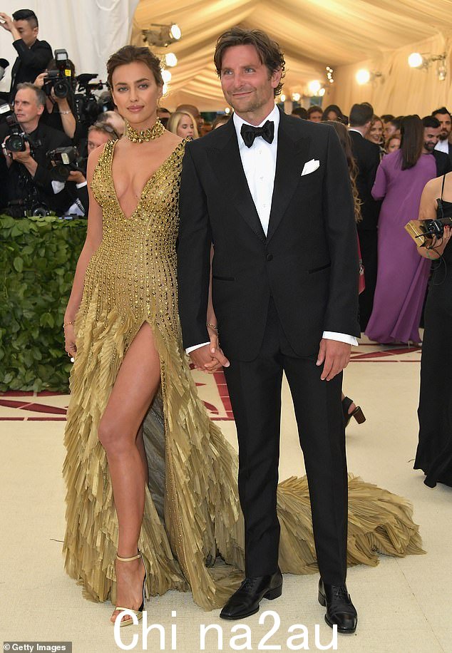 他与前女友伊琳娜·谢克 (Irina Shayk) 分享了这个可爱的小女孩,他从 2015 年到 2019 年约会了四年;2018 年见过的前任们