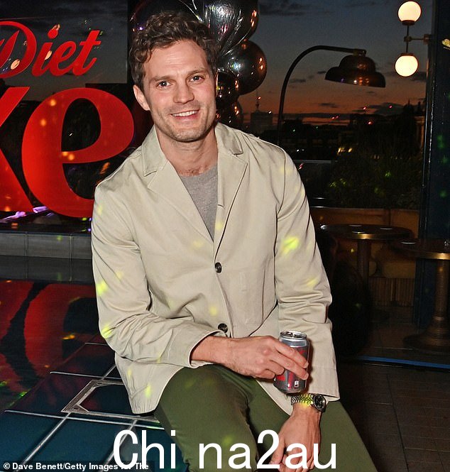 杰米·多南 (Jamie Dornan) 周四晚上在健怡可乐派对上与尼克·格里姆肖 (Nick Grimshaw) 交谈时,厚颜无耻地透露了自己的性生活,并在 180 House 班级发起了“这是我的味道”活动=
