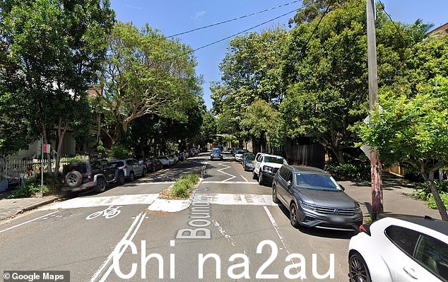 周五晚上 10 点刚过,据报道一名男子被刺伤,紧急服务人员被呼叫到帕丁顿的 Boundary 街(如图)