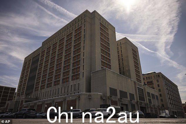 目前关押库姆斯的大都会拘留中心,工作日午餐通常提供汉堡包、烤鱼或牛肉炸玉米饼,周末则提供炒鸡蛋和饼干。 晚餐,他们提供鸡肉法吉塔、意大利面和烤牛肉,以及健康的素食餐。