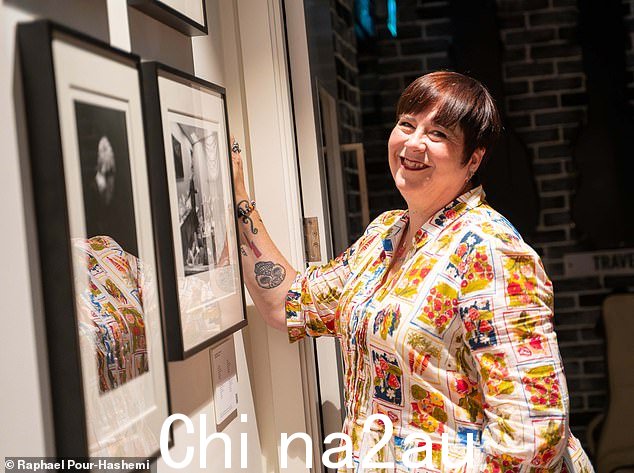 莎朗·莱瑟姆 (Sharon Latham) 在她的摄影展《炽热新世界》(A New World Blazing) 发布会上发表讲话,该展览展示了诺埃尔·加拉格尔 (Noel Gallagher) 的《高飞鸟》(High Flying Birds) 的新照片,莎朗·莱瑟姆 (Sharon Latham) 讨论了她与这位明星的关系