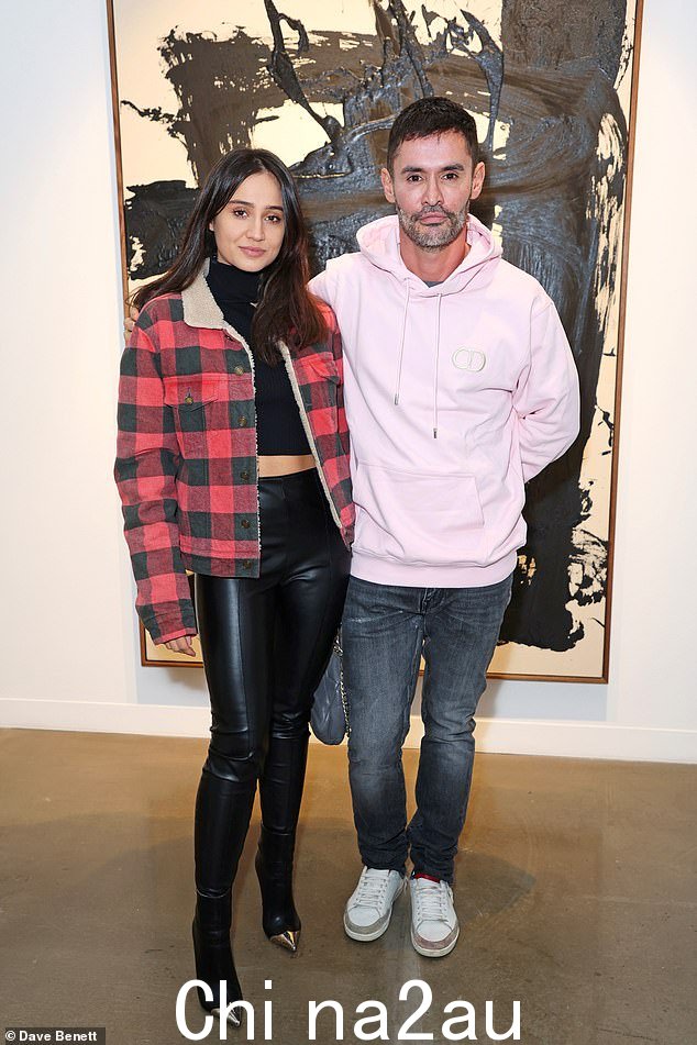 Cheryl 的前夫让-伯纳德·费尔南德斯-韦尔西尼 (Jean-Bernard Fernandez-Versini) 再次找到了爱情,本周他在梅费尔 (Mayfair) 弗里兹 (Frieze) 派对上介绍莫妮卡·阿布拉舍娃 (Monika Abrasheva) 作为他的女朋友(如图所示)
