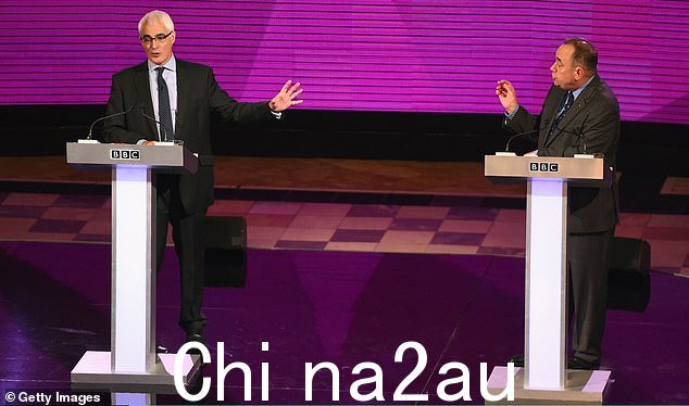 Alex Salmond(时任苏格兰首席部长)和 Alistair Darling(时任 Better 主席) 2014 年,一起参加 BBC 在格拉斯哥举行的现场电视辩论