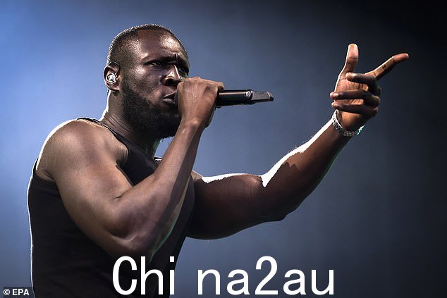 Stormzy 周四晚上在伦敦希思罗机场被拍到拥抱并亲吻美国歌手维多利亚,似乎证实了他们的关系。