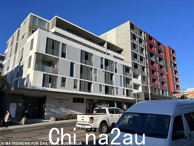 Alsehli 姐妹死前几个月,警方对她们进行了三次福利检查,因为坎特伯雷这栋公寓楼门外堆满了邮件