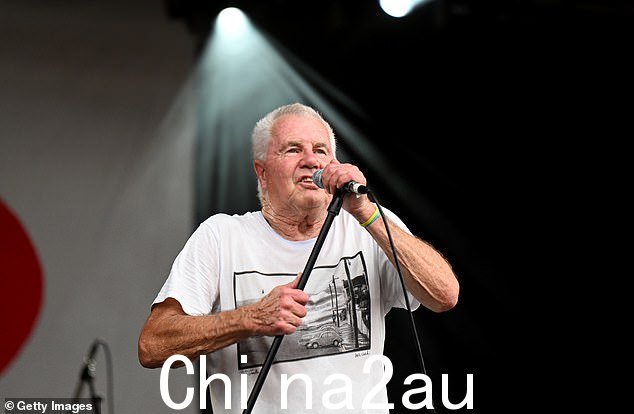 去年这位英国歌手在澳大利亚巡演期间,哈利邀请达里尔在悉尼雅高体育场的舞台上与他一起演唱《马》