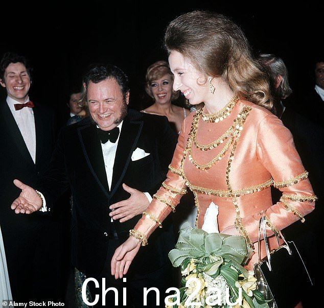 1971 年在伦敦 Palladium,王室成员将头发从后往下扎成松散的卷发