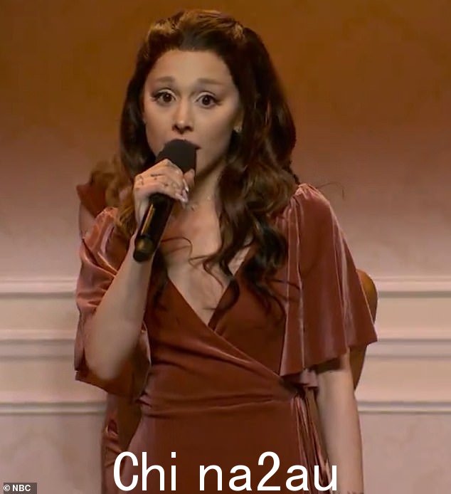 Ariana 甚至给一个糟糕的歌手留下了极好的印象,因为她扮演新娘的妹妹,在歌曲中嘶哑地唱着歌