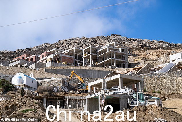 在岛屿需求旺盛的背景下,幕后却存在着不和谐。 当地市长表示,犯罪组织正在瞄准议会官员批准土地交易,以便建造昂贵的房产,并采取行动。如果他们必须凌驾于法律之上