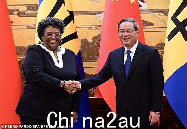 2023 年 6 月,中国总理李强(右)在中国北京人民大会堂与巴巴多斯总理米娅·莫特利握手