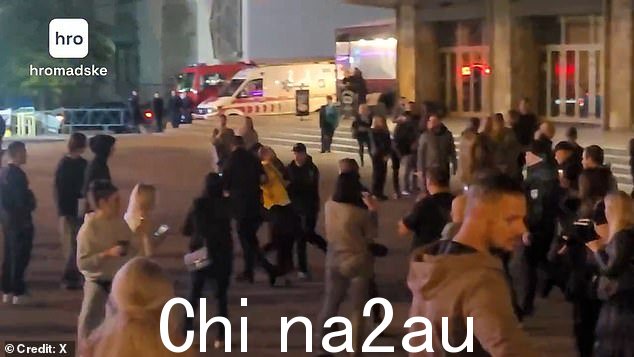 一名黄衣男子被警察拖走(如图)